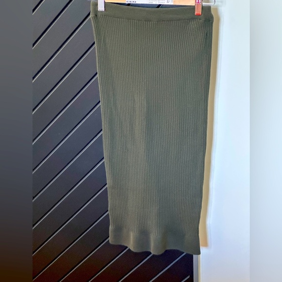 Topshop knit pencil skirt in olive color. Size 4. - Picture 1 of 3
